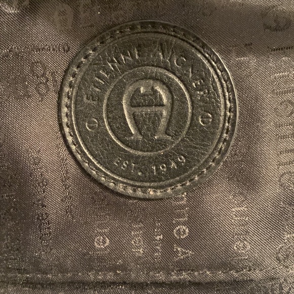 Etienne Aigner hobo with several compartments for organization - Picture 4 of 9